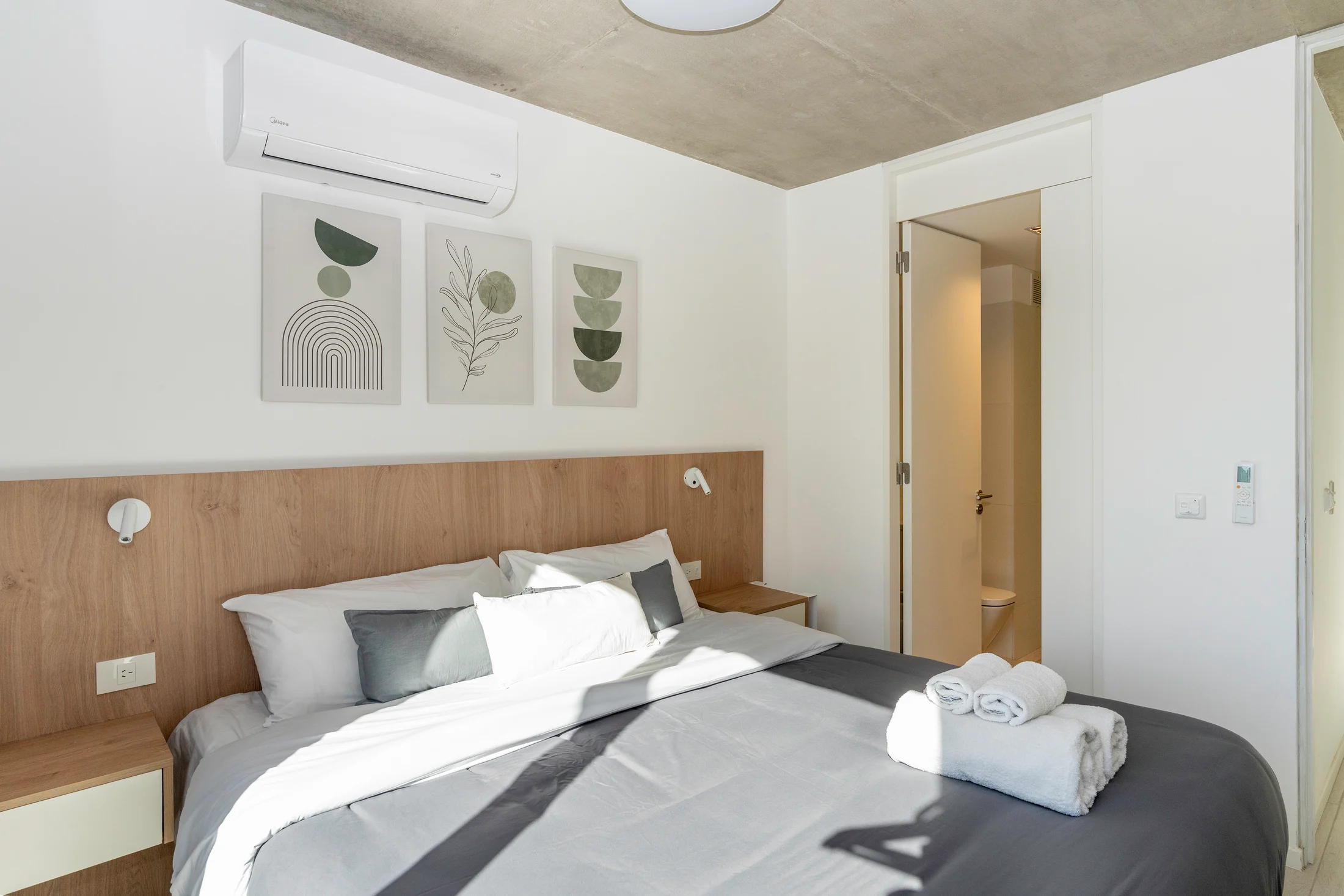 Dormitorio amueblado con luz natural
