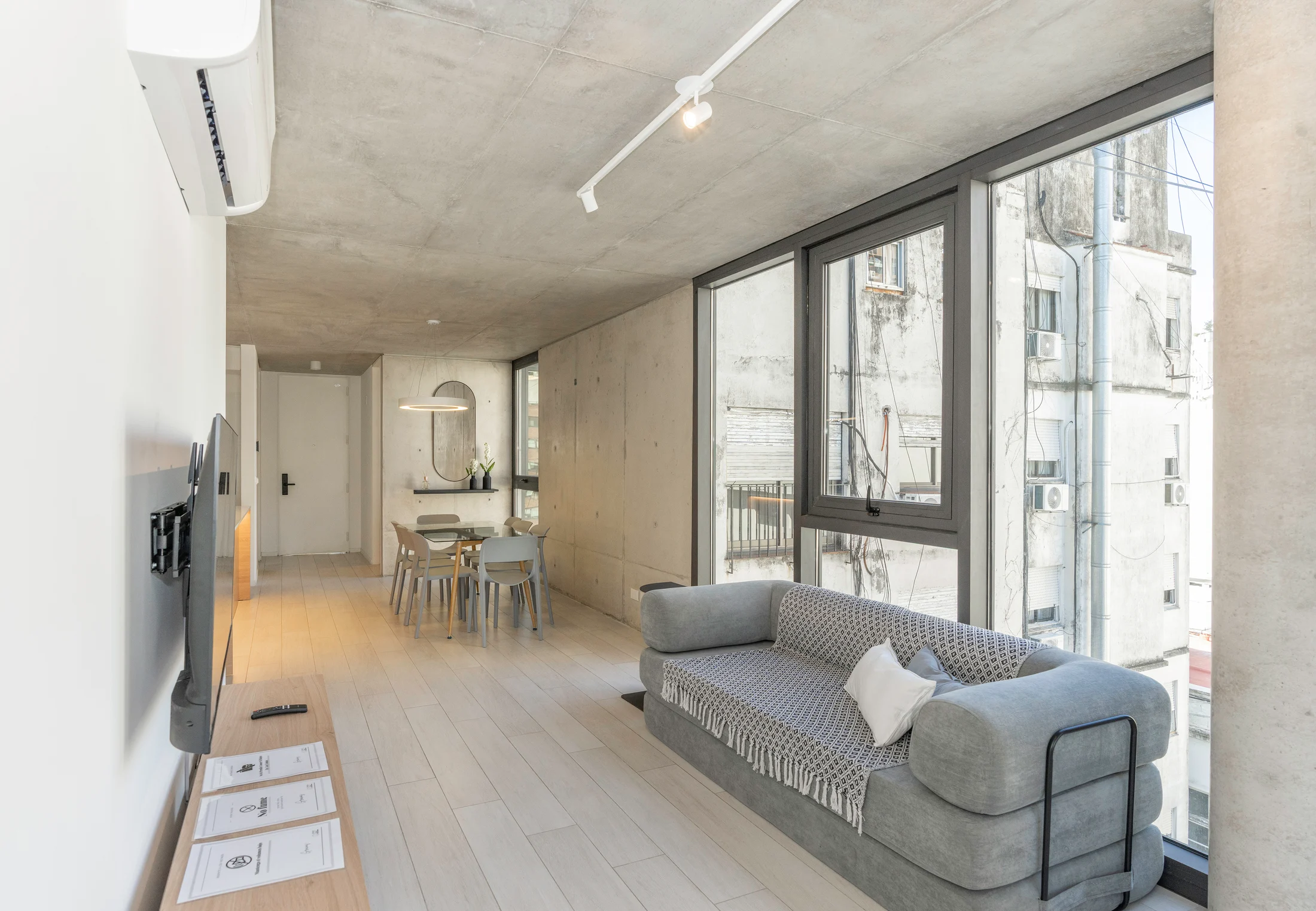 Living amueblado de Domos Plaza, con grandes ventanales y vista al entorno